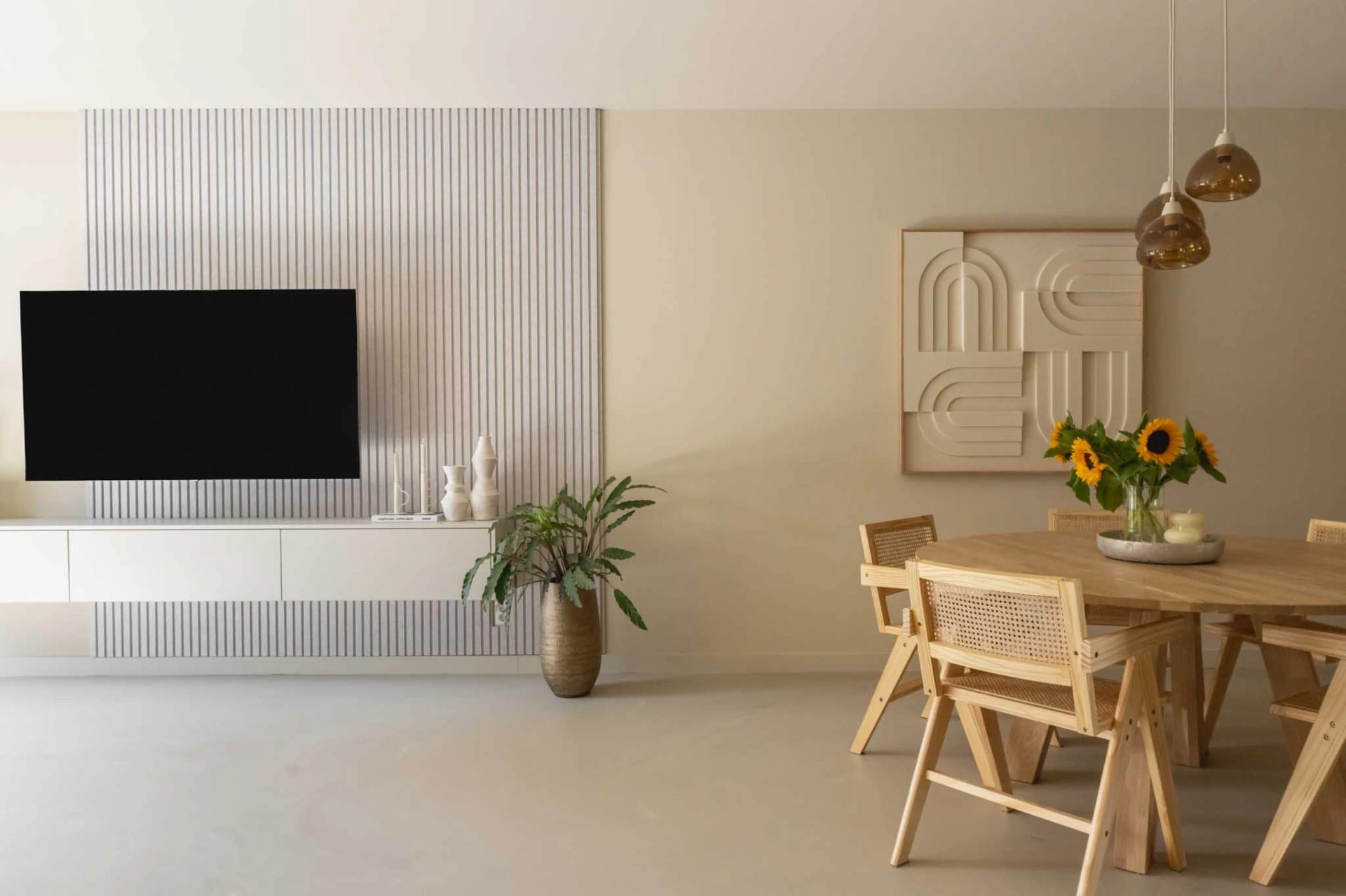 Voorbeeld woonkamer met paneelwand